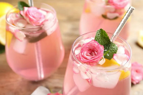 Köstliches Erfrischungsgetränk Mit Rosenblüten Und Zitronenscheiben Auf Dem Tisch Nahaufnahme — Stockfoto
