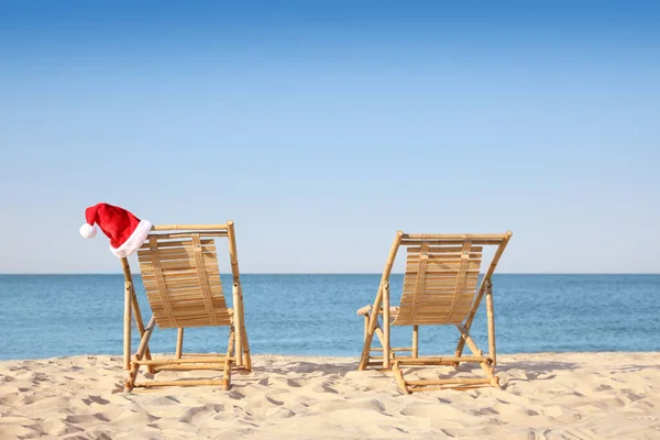 Leżaki Kapelusz Mikołaja Plaży Miejsce Tekst Święta Bożego Narodzenia — Zdjęcie stockowe