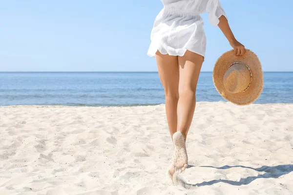 Plajda Güzel Vücutlu Genç Bir Kadın Yakın Plan Metin Için — Stok fotoğraf