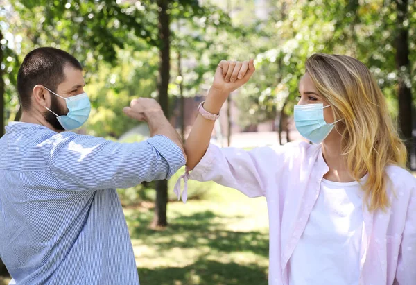 남자와 여자는 실외에서 인사를 팔꿈치를 부딪치고 코로나 바이러스 유행병이 유행하는 — 스톡 사진