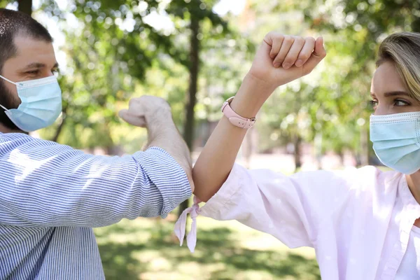 남자와 여자는 실외에서 인사를 팔꿈치를 부딪쳤다 코로나 바이러스 유행병이 유행하는 — 스톡 사진