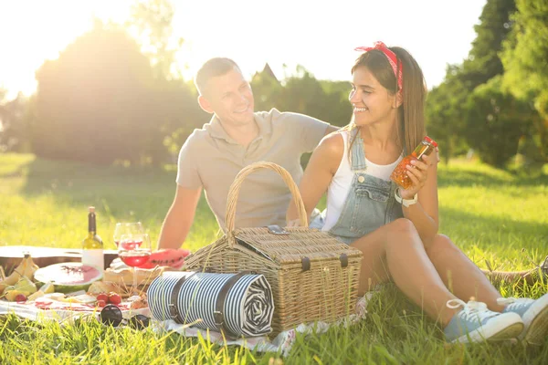 Boldog Pár Piknik Parkban Napsütéses Napon — Stock Fotó