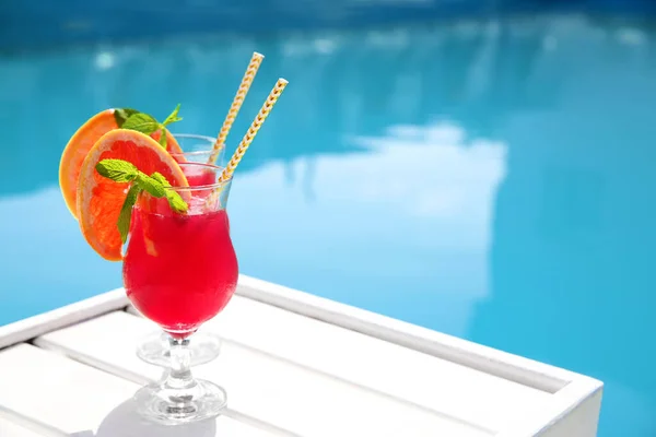 Verfrissende Cocktail Glazen Bij Het Buitenzwembad Zonnige Dag Ruimte Voor — Stockfoto