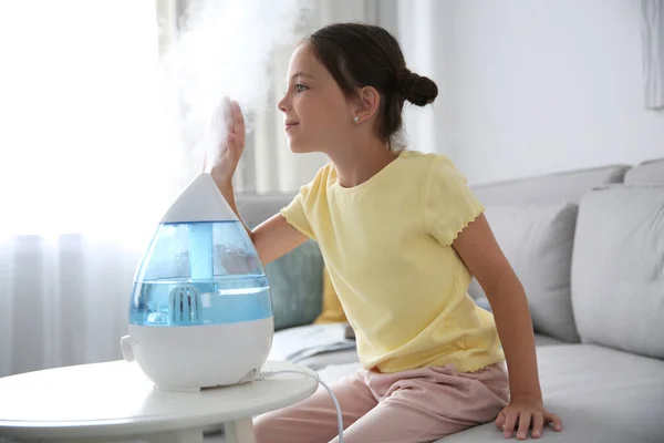 Little Girl Modern Air Humidifier Home — Stock Photo, Image