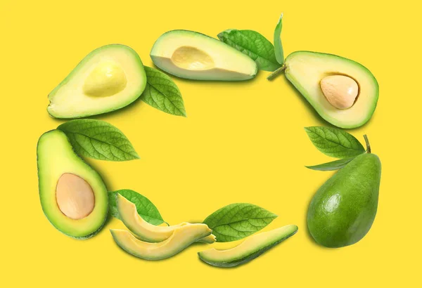 Frame Van Rijpe Avocado Gele Achtergrond Ruimte Voor Tekst — Stockfoto