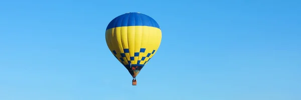 Varmluftsballong Blå Himmel Banderolldesign — Stockfoto