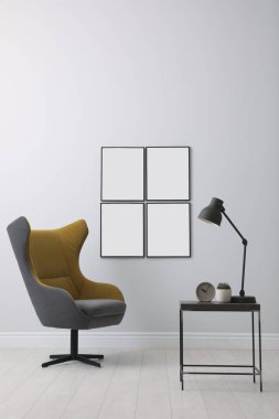 Duvarında boş posterler olan şık bir oda. Tasarım için model 