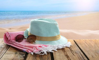 Okyanusun yakınındaki ahşap yüzey üzerindeki plaj aksesuarları 