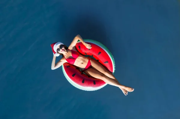 Jeune Femme Portant Chapeau Père Noël Bikini Avec Anneau Gonflable — Photo