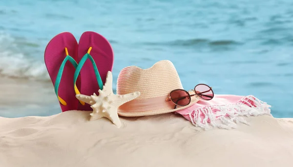 Diversi Accessori Spiaggia Sulla Sabbia Vicino All Oceano — Foto Stock