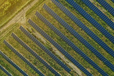 Güneş panelleri açık havada, hava manzaralı. Alternatif enerji kaynağı