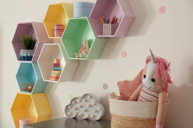 Odadaki ışık duvarındaki parlak renkli raflar. İç tasarım