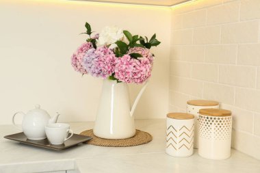 Güzel bir buket ortanca çiçeği ve açık tezgahta çay.