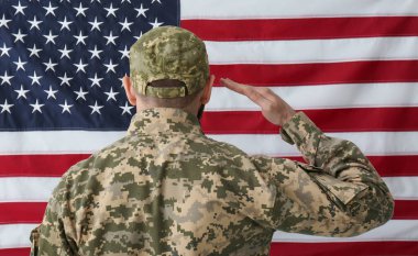 Amerika Birleşik Devletleri bayrağına karşı üniformalı asker