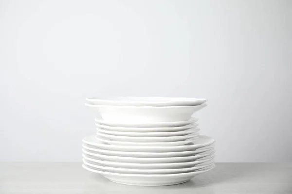 Stack Clean Plates Table White Background Space Text — Stock Photo, Image