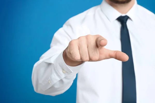 Empresario Tocando Algo Contra Fondo Azul Claro Concéntrese Mano — Foto de Stock