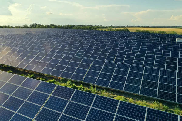 Panele Słoneczne Zainstalowane Zewnątrz Alternatywne Źródło Energii — Zdjęcie stockowe