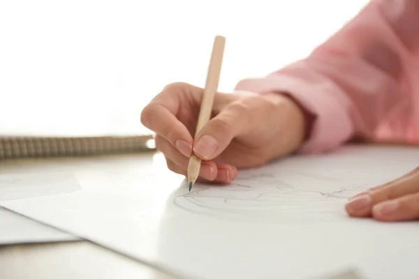 Mulher Desenho Retrato Menina Com Lápis Folha Papel Mesa Close — Fotografia de Stock