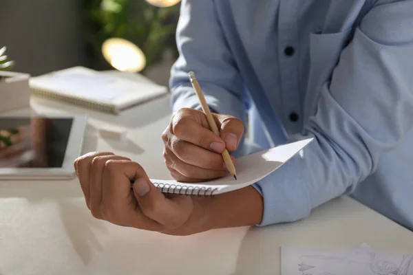 Uomo Che Disegna Con Matita Blocco Note Tavola Primo Piano — Foto Stock