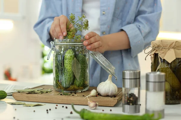 Mujer Poniendo Eneldo Tarro Decapado Mesa Cocina Primer Plano — Foto de Stock