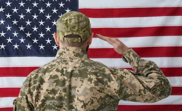 アメリカの国旗に反旗を翻す兵士 — ストック写真