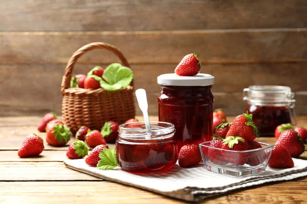 Heerlijke Gepekelde Aardbeienjam Verse Bessen Houten Tafel — Stockfoto