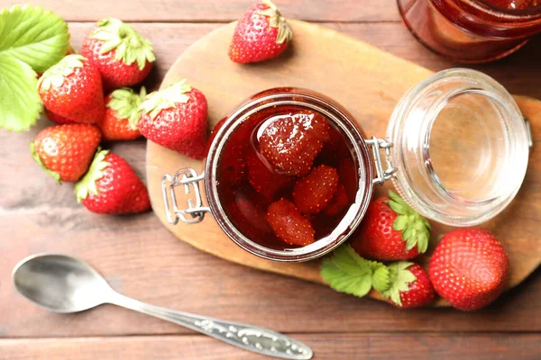 Heerlijke Gepekelde Aardbeienjam Verse Bessen Houten Tafel Plat Gelegd — Stockfoto