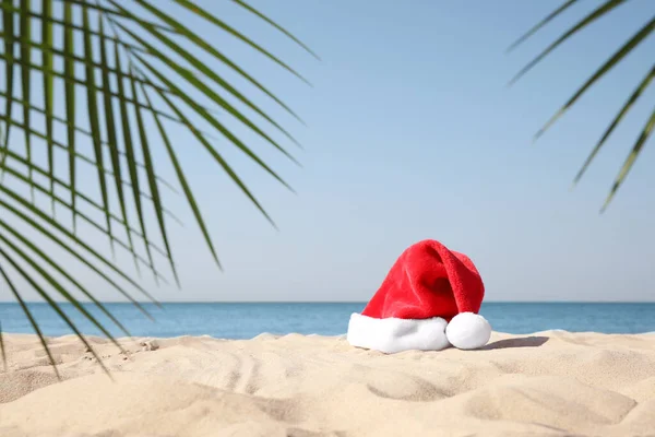 Santa Hat Sandy Beach Christmas Vacation — Stock Photo, Image