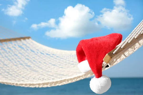 Amaca Corda Con Cappello Babbo Natale Sulla Spiaggia Primo Piano — Foto Stock