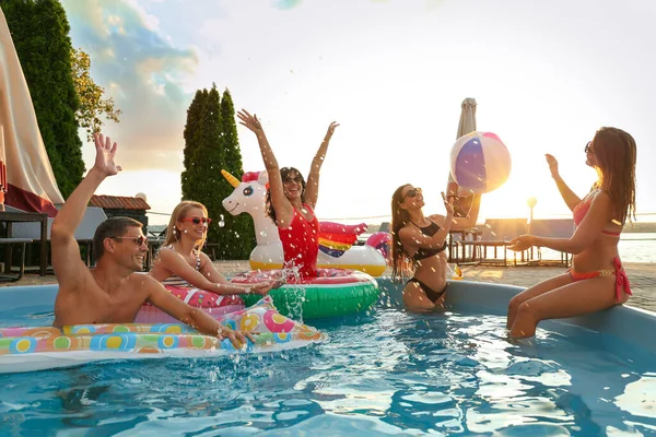 Grupo Personas Felices Disfrutando Una Divertida Fiesta Piscina — Foto de Stock