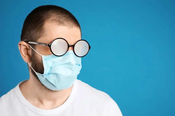 Uomo Con Occhiali Nebbiosi Causati Indossare Maschera Monouso Sfondo Blu — Foto Stock