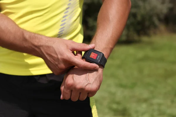 Mężczyzna Inteligentnym Zegarkiem Sprawdza Tętno Aplikacji Monitor Zdrowia Zewnątrz Zbliżenie — Zdjęcie stockowe
