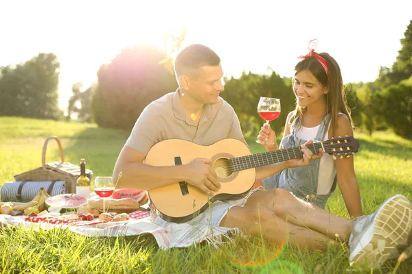 Glada Par Med Gitarr Picknick Parken — Stockfoto