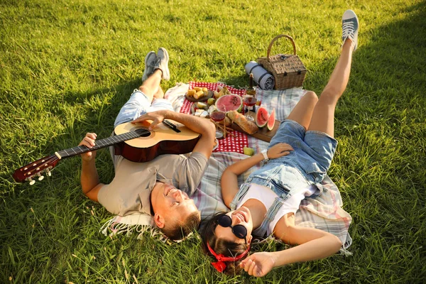 Casal Feliz Com Guitarra Piquenique Parque — Fotografia de Stock