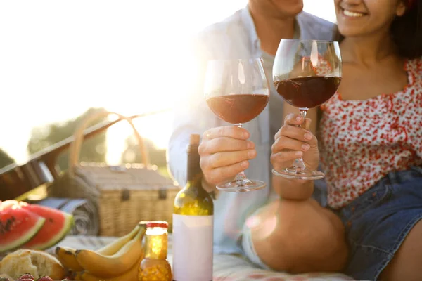 Gelukkig Paar Picknick Buiten Zonnige Dag Close — Stockfoto