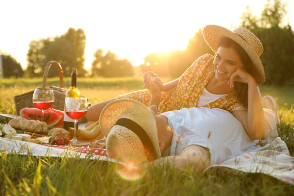 Boldog Pár Piknik Parkban Napsütéses Napon — Stock Fotó