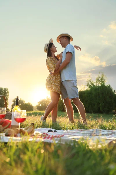 Glückliches Paar Umarmt Sich Bei Picknick Park — Stockfoto