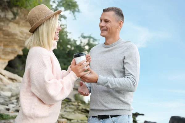 快乐的情侣们穿着时髦的毛衣在户外喝酒 — 图库照片