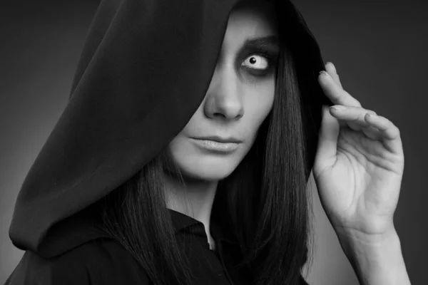 Bruxa Misteriosa Com Olhos Assustadores Fundo Escuro Perto Efeito Preto — Fotografia de Stock