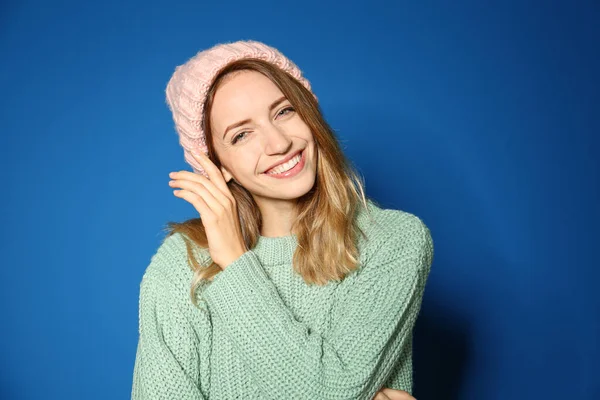 Счастливая Молодая Женщина Теплом Свитере Вязаной Шляпе Синем Фоне — стоковое фото