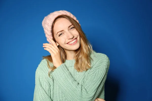 Jovem Feliz Vestindo Camisola Quente Chapéu Malha Fundo Azul — Fotografia de Stock