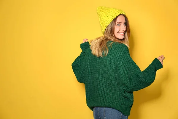 Счастливая Молодая Женщина Тёплом Свитере Вязаной Шляпе Жёлтом Фоне Пространство — стоковое фото