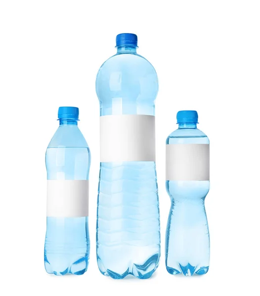 Üvegek Tiszta Vízzel Fehér Alapon Üres Címkékkel — Stock Fotó