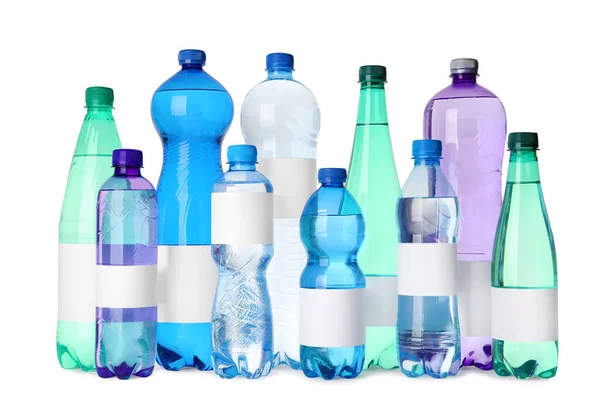 Flaskor Med Rent Vatten Med Tomma Etiketter Vit Bakgrund — Stockfoto