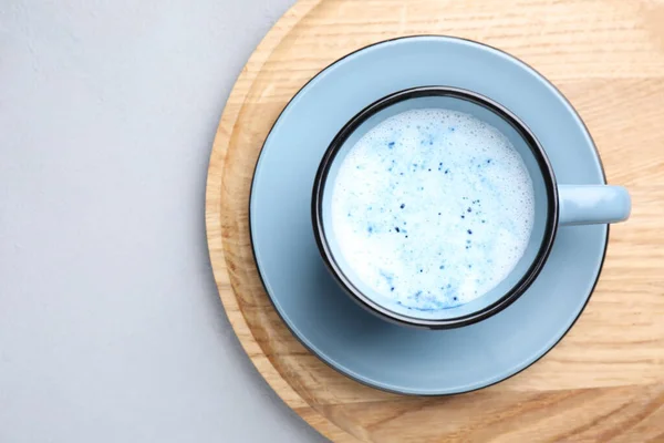 Latte Matcha Azul Taza Sobre Mesa Gris Vista Superior — Foto de Stock