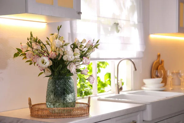 Букет Красивих Квітів Стільниці Кухні Простір Тексту Дизайн Інтер Єру — стокове фото