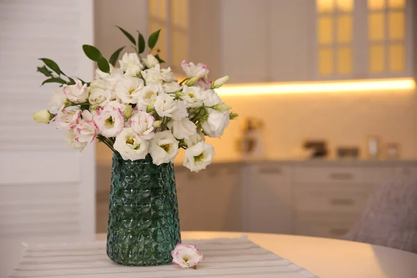 Bukett Med Vackra Blommor Bordet Köket Plats För Text Inredning — Stockfoto