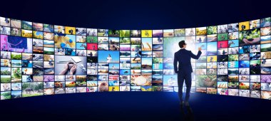 Medya kütüphanesi konsepti. Sanal video galerisi kullanan adam, afiş tasarımı
