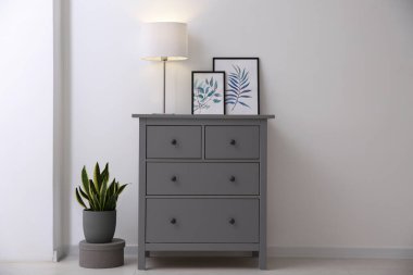 Şık oda içinde gri çekmeceler.