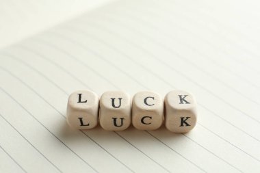 Word LucK açık defter üzerinde tahta küplerle yapılmış, yakın plan.